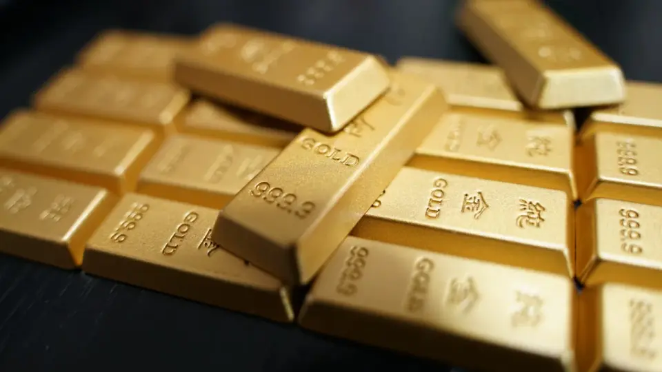 Gold Near 3-Month Peak as Dollar Dips and Treasury Buyback Supports Prices