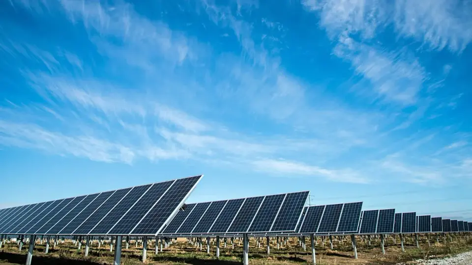 Heatwaves lift Europe's solar output, but evenings test the grid
