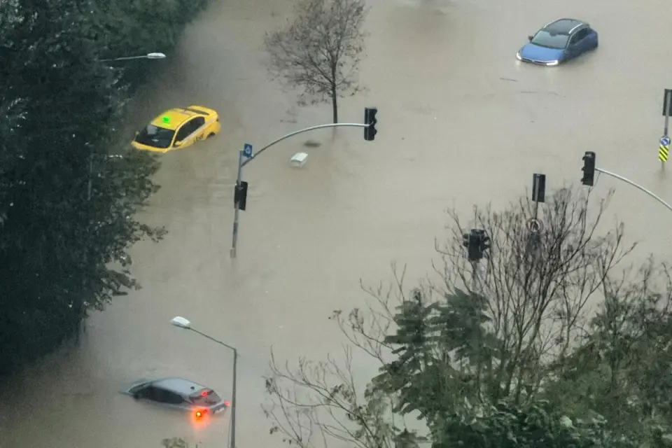Istanbul Paralyzed by Record Rainfall: Two Dead, Schools Closed