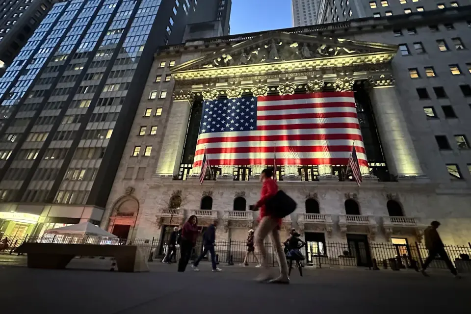 Dow climbs 0.95% as dip buyers return amid AI volatility and earnings season
