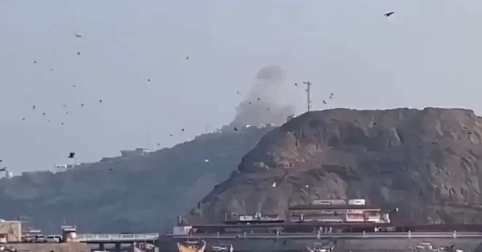 Houthis Strike Yemeni Government Headquarters in Aden, Killing Two Guards