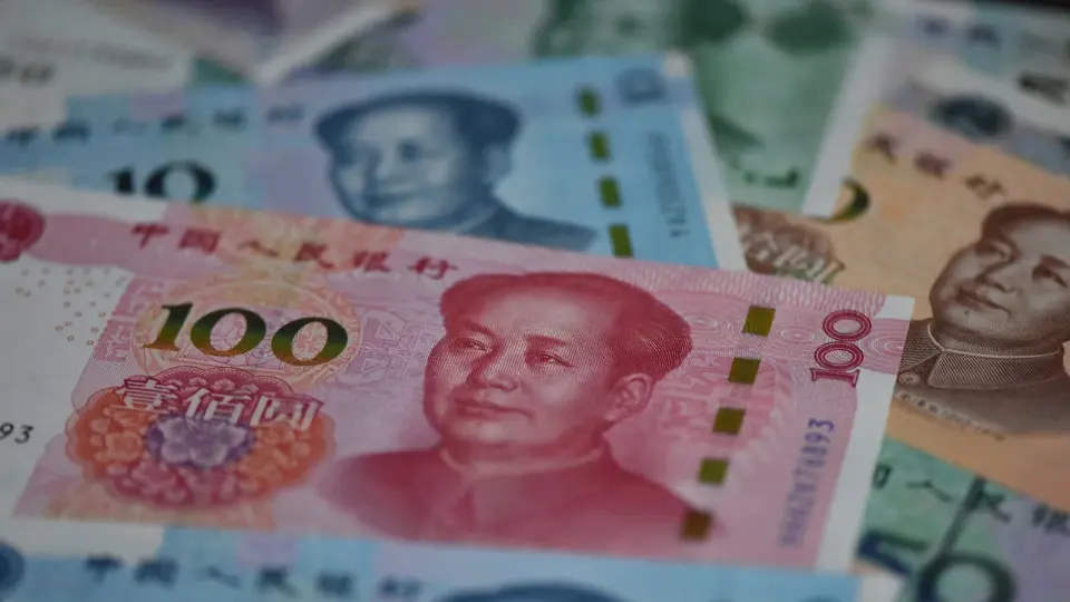 Yen Strength Triggers Carry-Trade Rotation to Yuan and Loonie