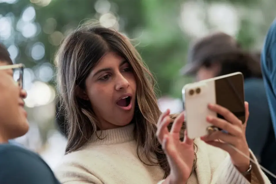 Apple Confirms iPhone Duo Display Defects as Market Cap Nears $5 Trillion