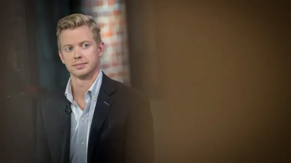 Reddit Bets on Human Insight Over AI Summaries as Shares Plunge