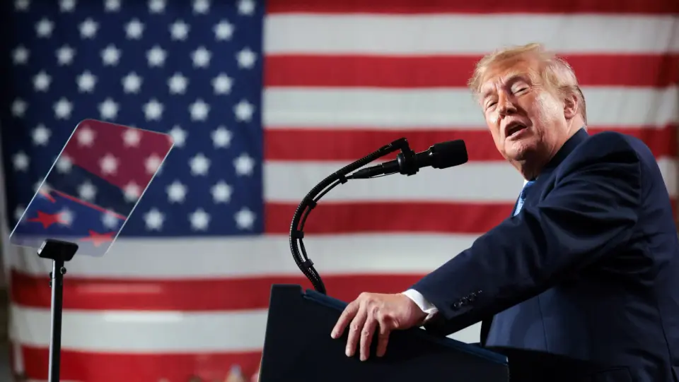Trump Dismisses Heckler at Mississippi Rally Amid Ballroom Controversy