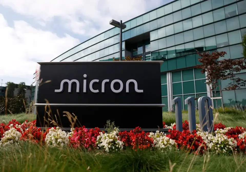 Micron Climbs Toward $1,000 as Apple Memory Talks Add Fuel