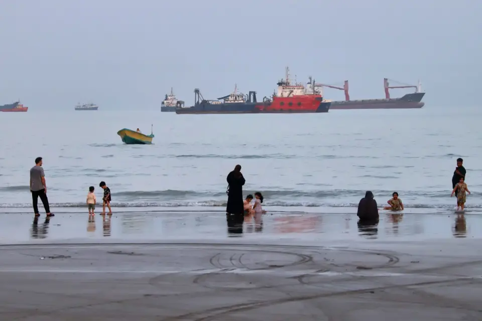 Skepticism Grows Over Trump-Linked Claim of Secret Hormuz Oil Corridor