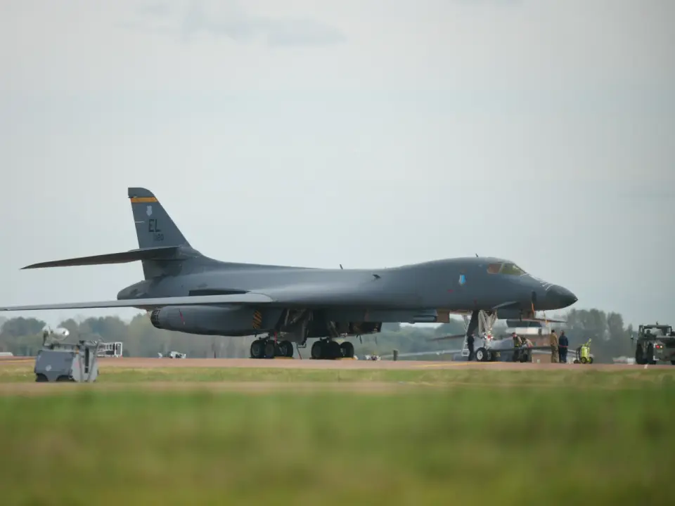 US pulls B-1 bombers from UK base after terror plot fears
