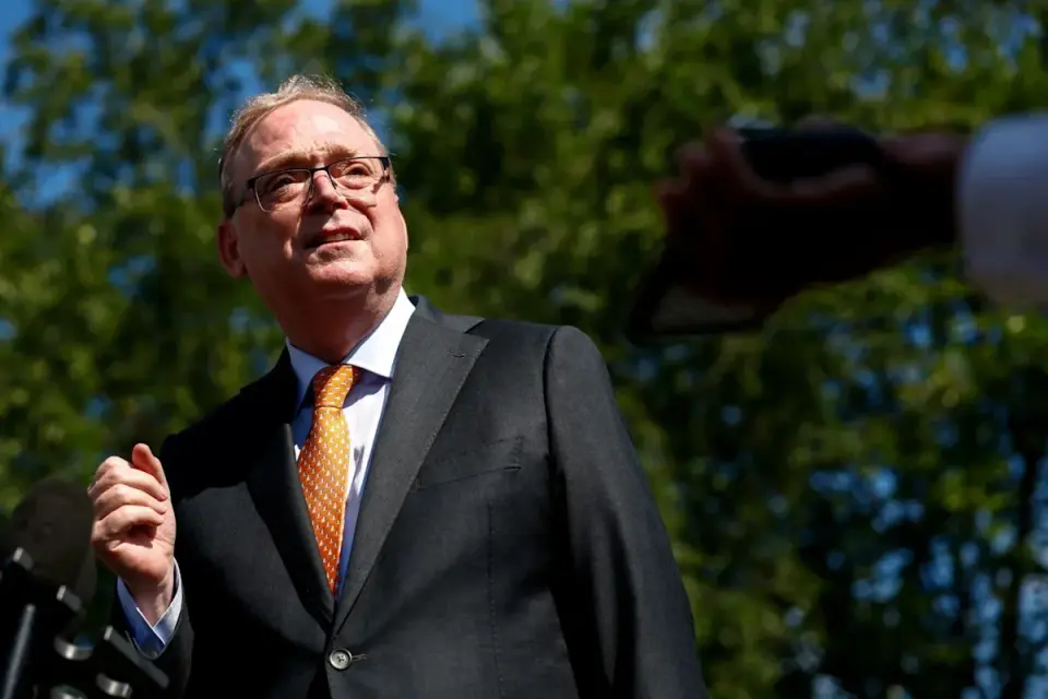 Hassett Urges Powell to Step Aside as Fed Leadership Tensions Persist