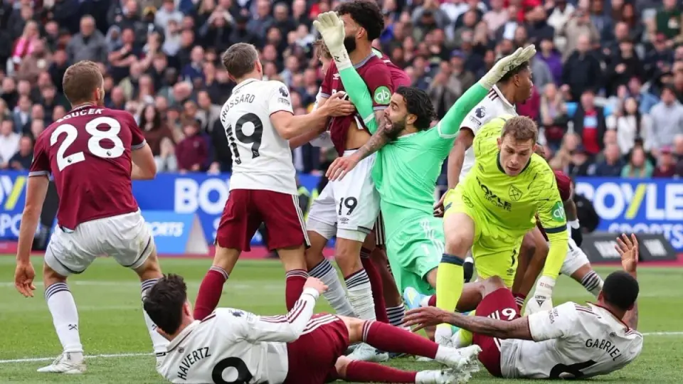 VAR rescue keeps Arsenal’s title bid alive after West Ham scare