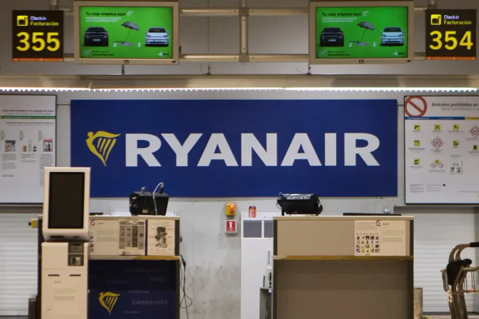 NTSB ties Ryanair window break to broken engine part
