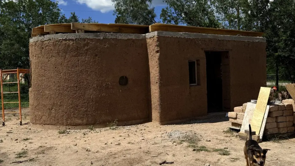 Texas Cob Home Shows That Earth-Built Living Can Be Modern and Comfortable