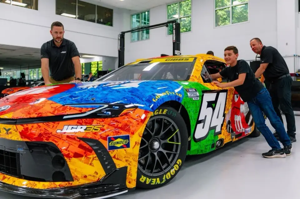 Gibbs stands by Brexton Busch as M&M's tribute car returns at Bristol