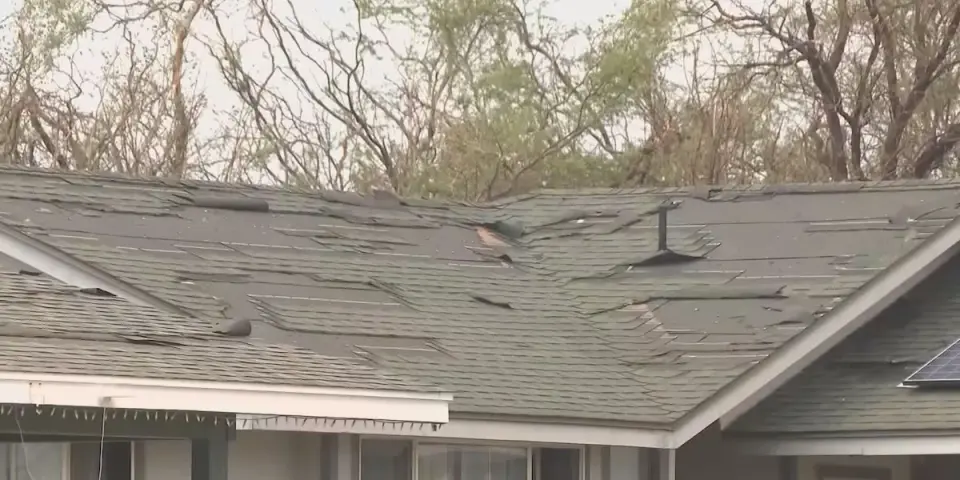 Hurricane Lowell leaves Kauai with widespread power outages and coastal destruction