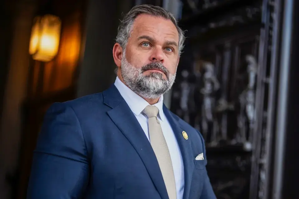 Mills stays in Congress as ethics probe unfolds