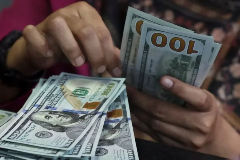 Euro Nears 17-Month Low as Fed Minutes Reinforce Dollar Strength