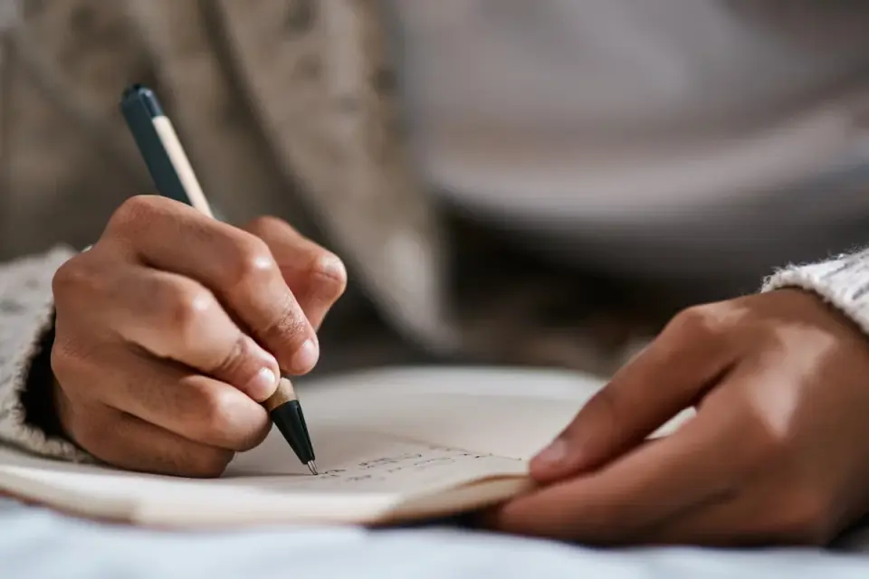 The pen as a resilience tool: how writing rewires the brain