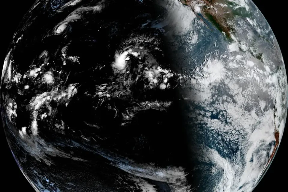 Hawaii bracing for weekend cyclone as Hurricane Lala stays offshore