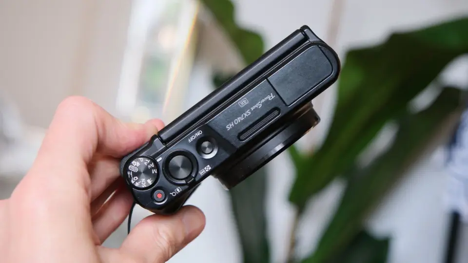 Zoom-Ready Compact Cameras Lead Japan’s Best-Sellers, Outpacing Smartphones