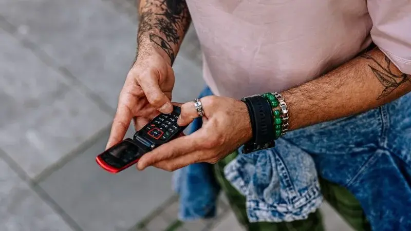 Artist August Lamm argues that ditching smartphones restores mental clarity and social presence