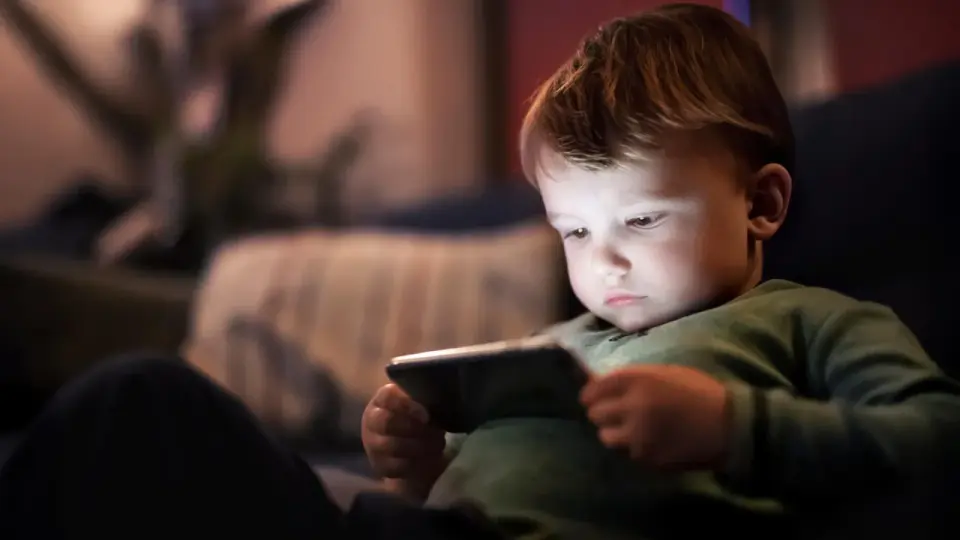 Finnish study links childhood screen time to better adolescent cognition, with sex-specific patterns