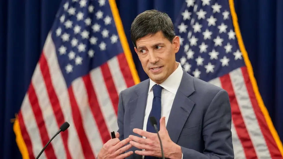 Warsh Faces Crucial Fed Decision as Markets Price a Hike Amid Inflation Watch