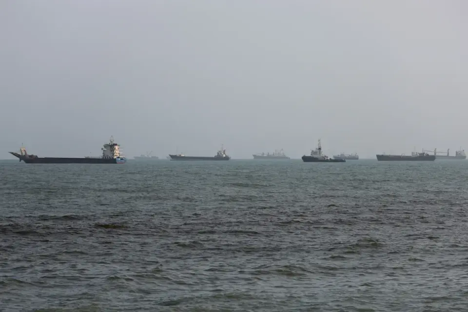 Hormuz Shipping Slows as US-Iran Ceasefire Lapses