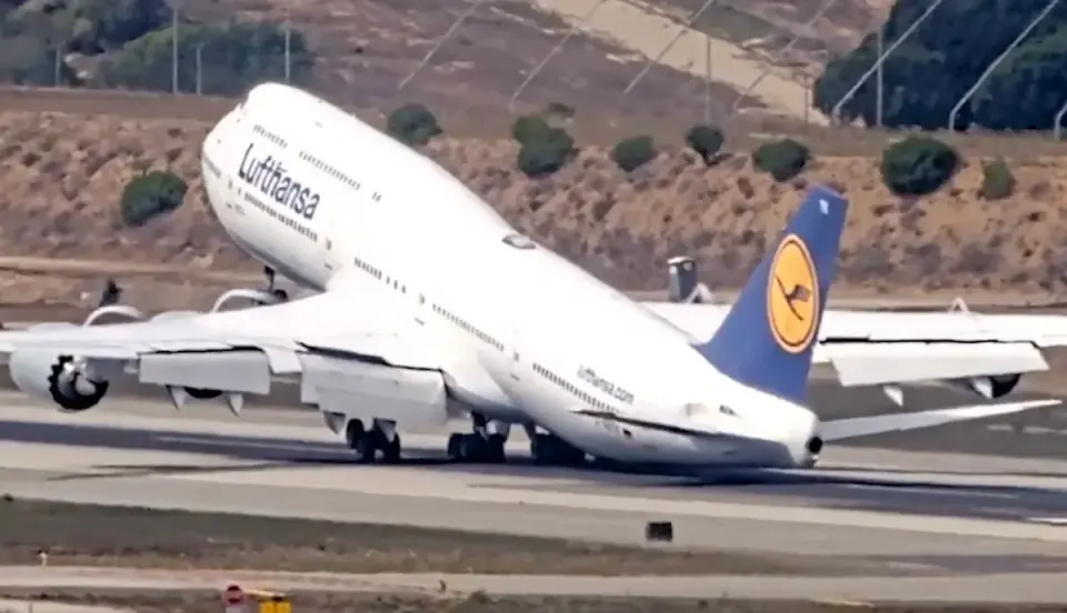 Lufthansa 747 narrowly avoids tail strike during go-around at LAX