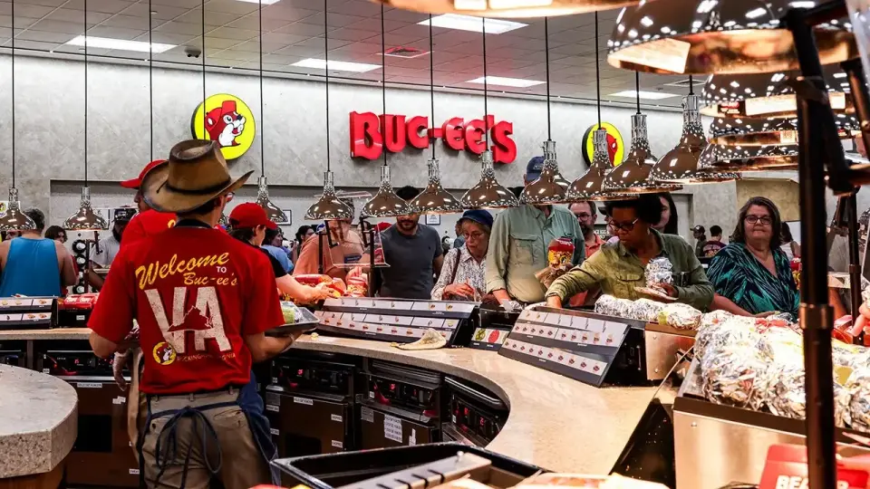 Convenience Stores Emerge as Budget-Food Havens Amid Rising Restaurant Costs