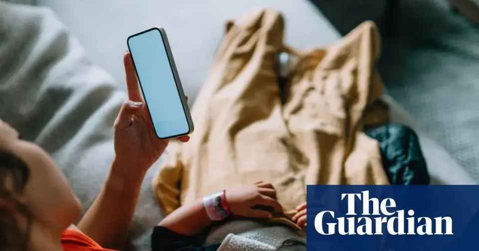 Phubbing by Parents May Fuel Anxiety and Insecure Bonds in Teens, Study Finds