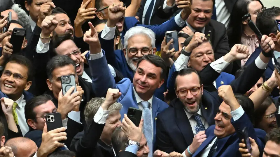 Congress Overrides Lula Veto to Slash Bolsonaro’s Prison Sentence