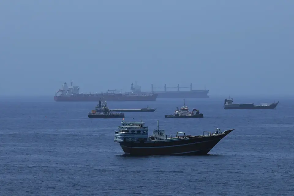 Oil Rises as Iran Claims Hormuz Deal with Oman, Despite US Threats and Rejection