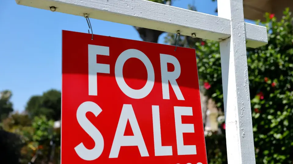 US Housing Hits Record Lows as Rates and AI Boom Squeeze Supply