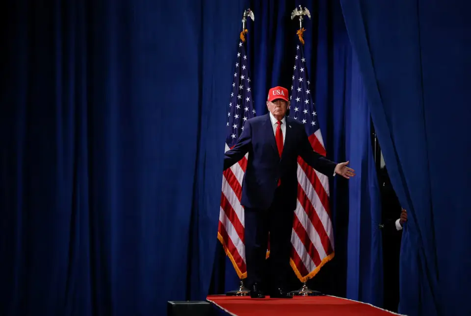 Trump's erratic campaign tour clashes with grim economic polls
