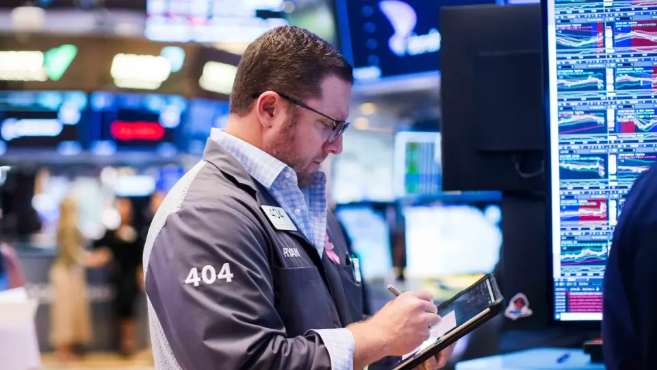 Treasury Yields Retreat from Decade Highs Amid Global Debt Concerns