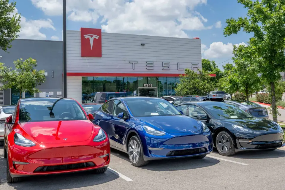 DeSantis Pledges to Legalize Tesla's Flying Roadster, Driving Stock Divergence