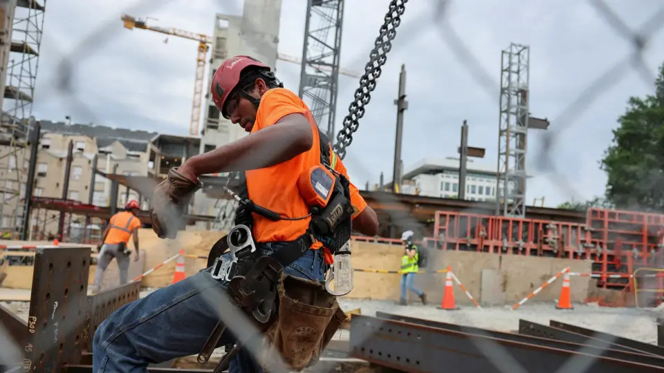 Construction wages sprint ahead as broader pay gains stall