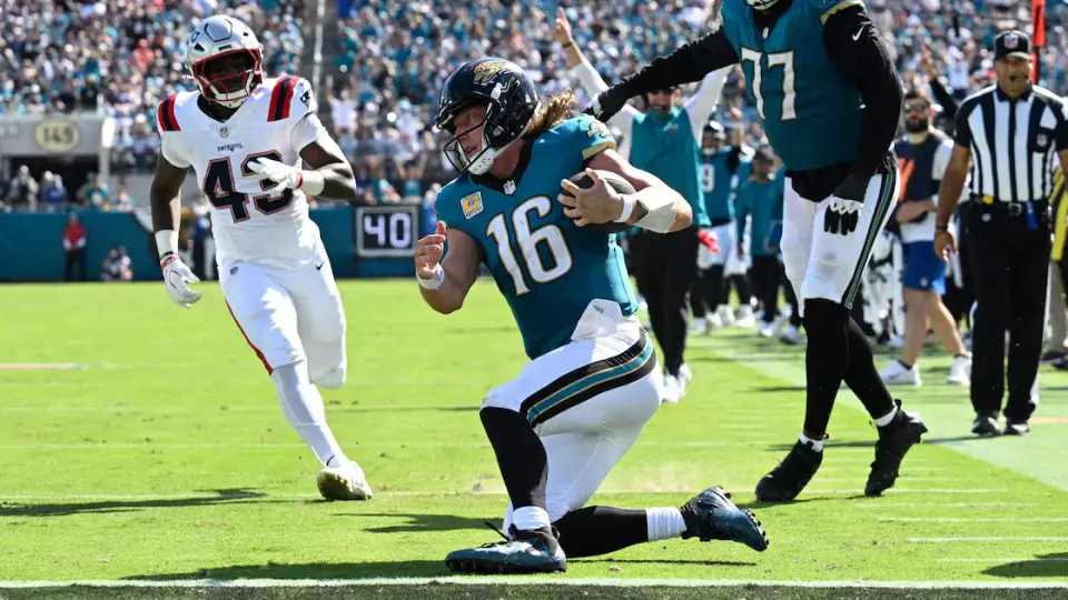 Lawrence’s Clock-Management Knee at 1-Yard Line Draws Fantasy Backlash in Jaguars Win