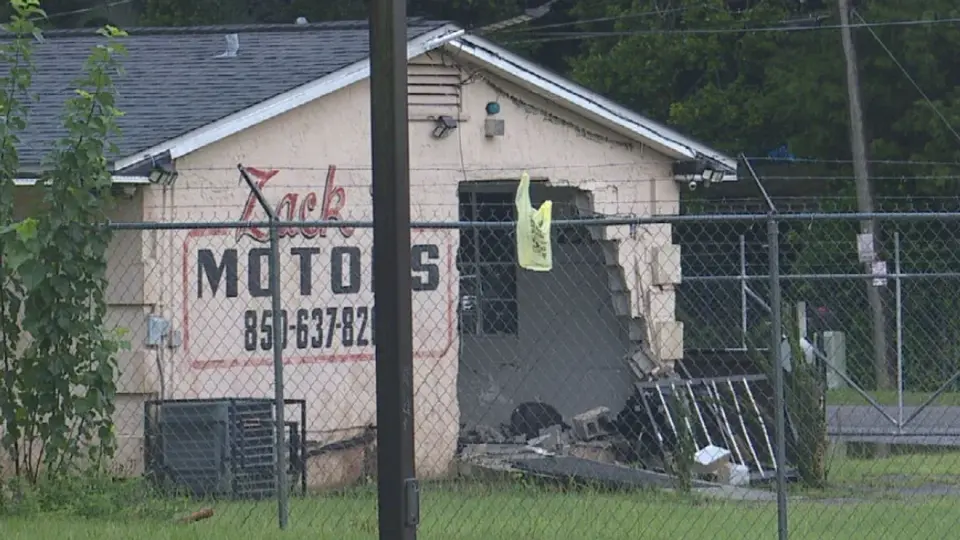 Car slams into Pensacola used-car dealer after tearing through fence