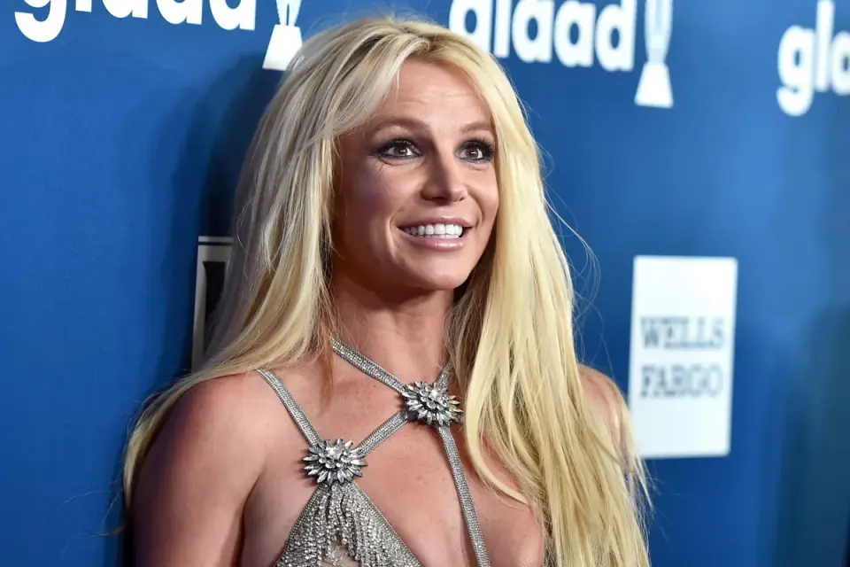 Britney Spears warns fans after botox mishap leaves eyelid drooping
