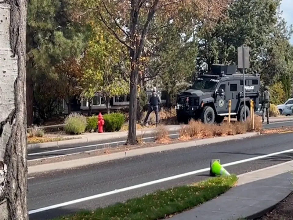 Bend Police Engage in Standoff on NE Francis Court, Urge Public to Avoid Area