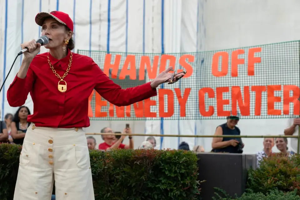 Thousands Rally at Kennedy Center as Judge Halts Potential Demolition