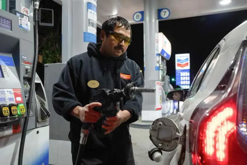 Oregon voters weigh road funding in new gas-tax proposal as prices rise