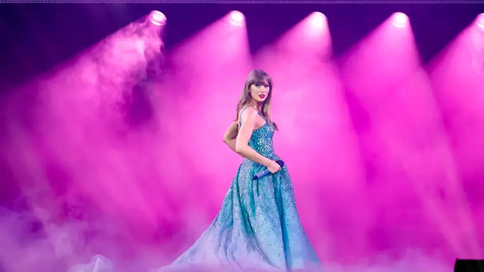 Swift to Enter Nashville Songwriters Hall of Fame