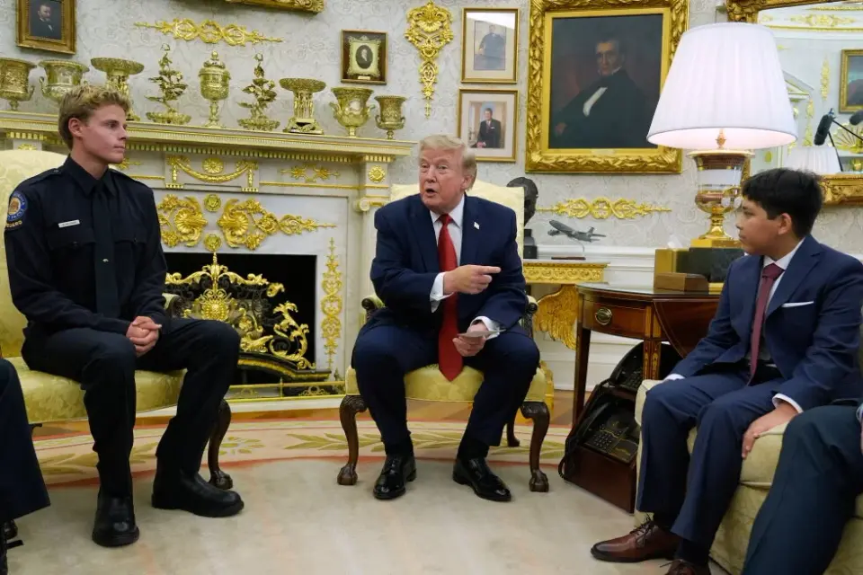 White House honors teen lifeguard and rescued boy after viral video
