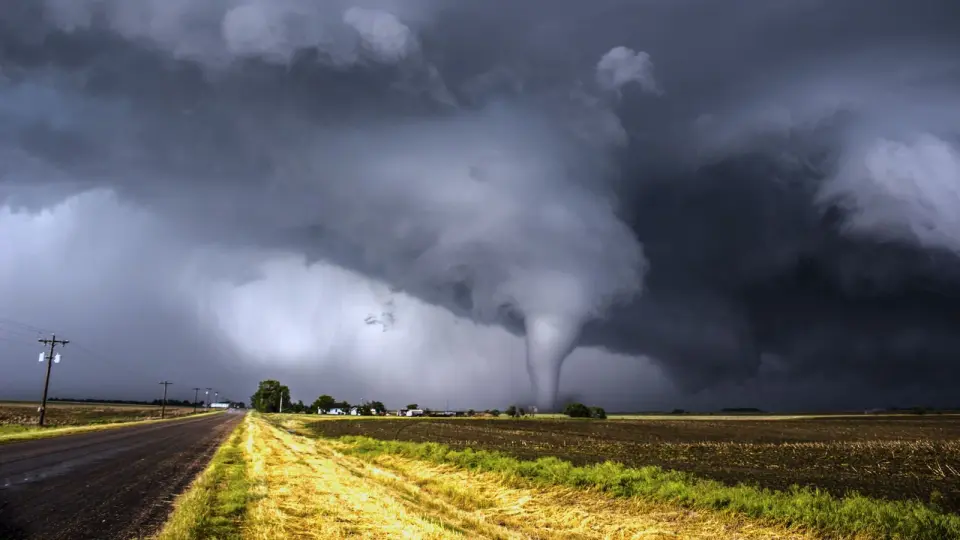 Inside a Tornado: A Scientist’s Minute-Long Survival and Lessons Learned