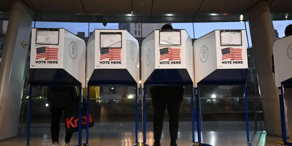 Democrats Poised for Historic Midterm Sweep as Trump’s Approval Plummets