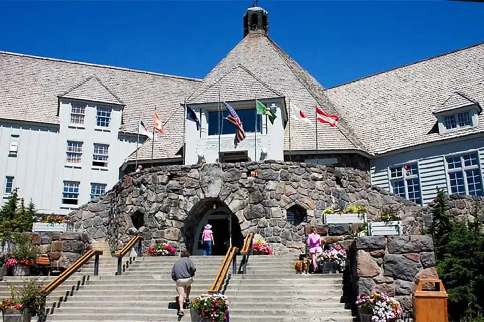 Timberline Lodge on Mount Hood Faces Evacuation Risk as Oregon Wildfires Close In