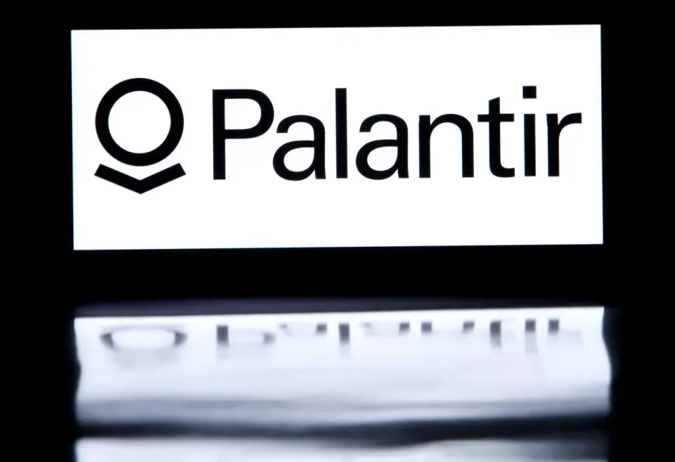 Palantir AI Rally Fuels Bearish Bets as ARK Sells and Burry Doubles Down