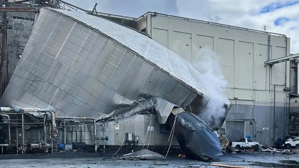 Longview mill chemical-tank collapse leaves one dead, nine missing
